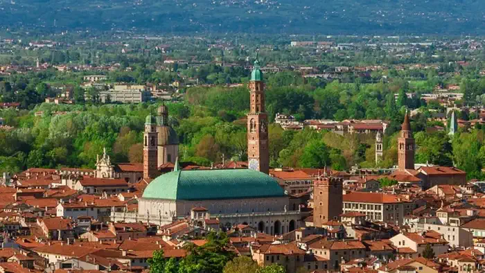 В центре региона Венето находится Виченца, город, спроектированный Андреа Палладио
