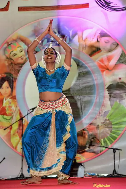 Восточный фестиваль в Турине Индуска в танце с сложенными вверх руками