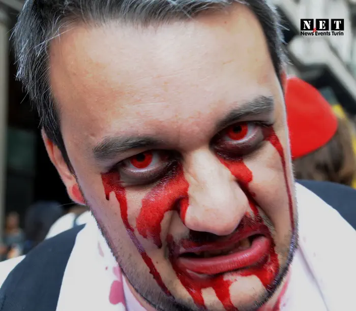 Zombie Walk Torino 2013 парень с окровавленным лицом и красными зрачками