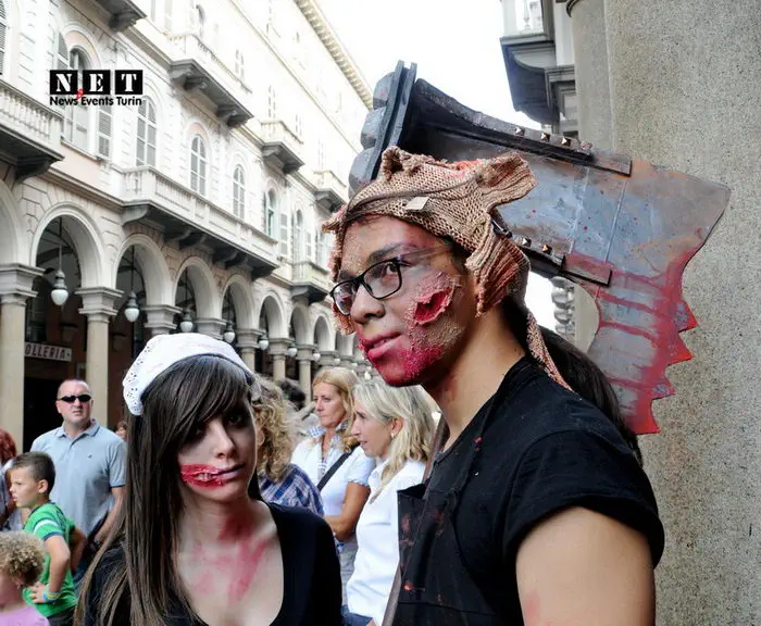 Парочка зомби в Турине девушка и парень с огромных топором