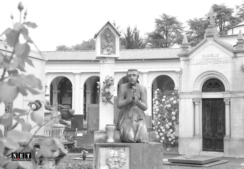 Монумент молящихся в Турине