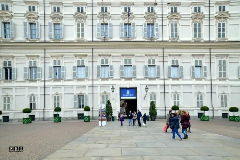 Фасад королевского музея в Турине во время акции бесплатные музеи Италии