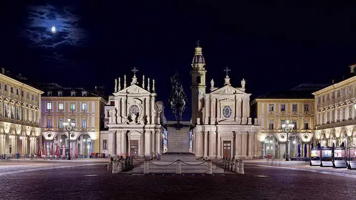 Ночная площадь Сан Карло в Турине