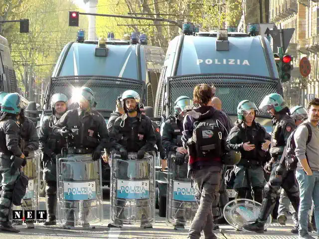 Манифестация анархистов в Турине полиция в полной экипировке