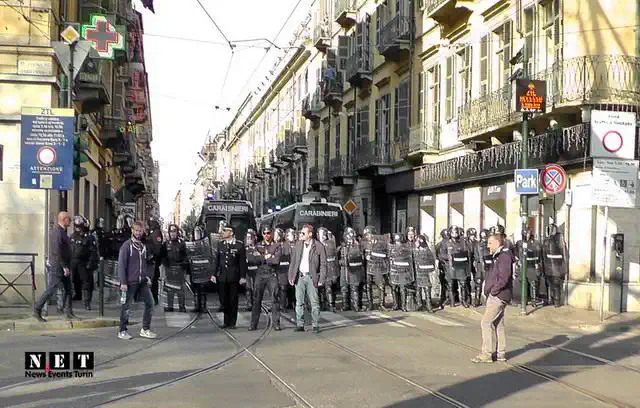 Манифестация анархистов в Турине полиция
