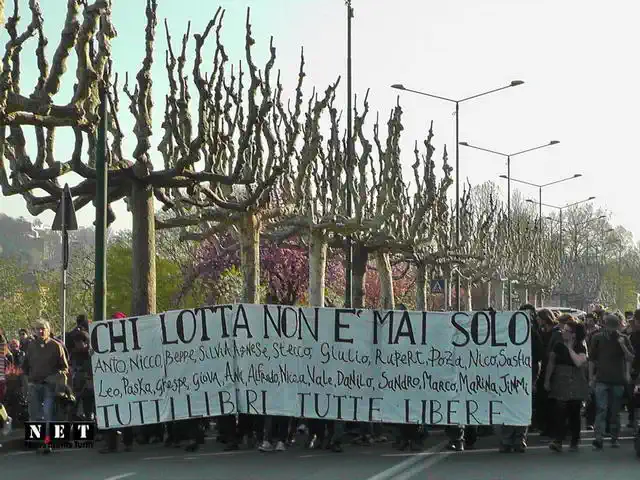 Манифестация анархистов в Турине полный марш