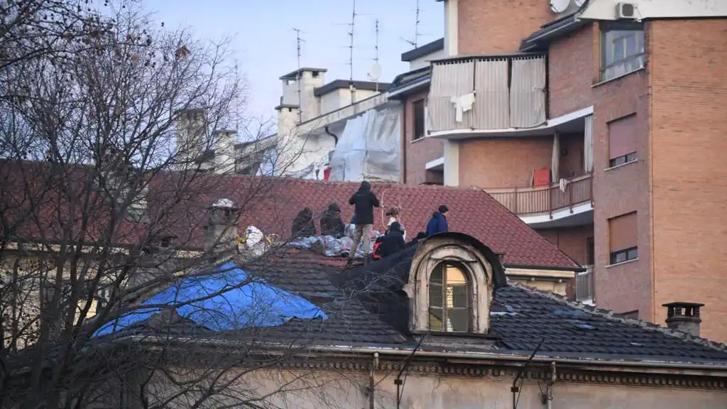 В Турине продолжается противостояние анархистов на крыше