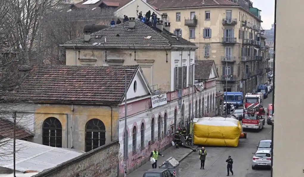 Анархисты Турина на крыше здания против полиции