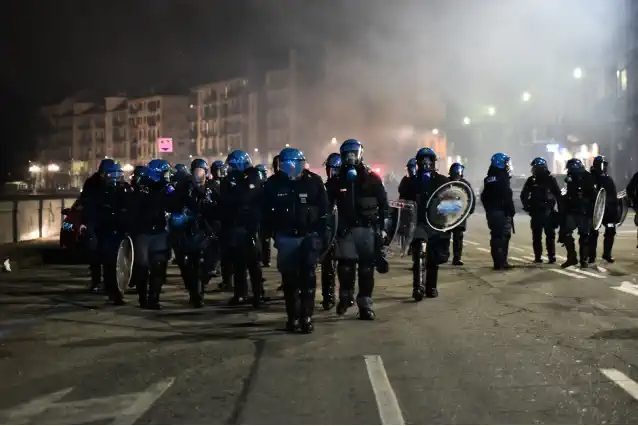 полиция турина против шествия анархистов