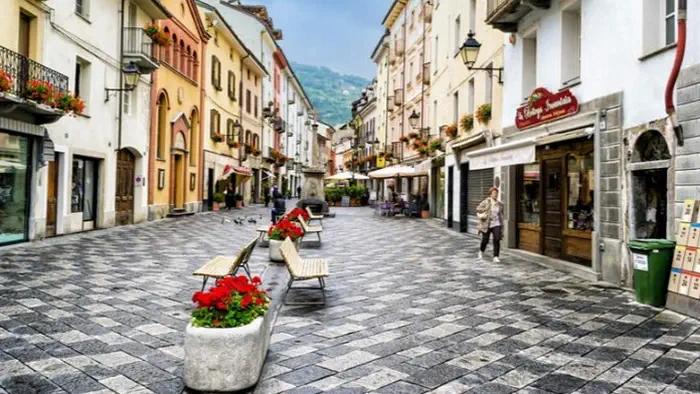 LAosta расположен на севере в Турине и расположен в итальянских Альпах.