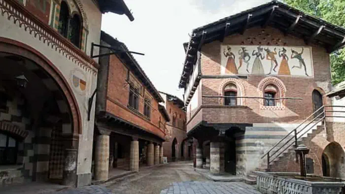 Средневековая деревня в Турине вид внутри