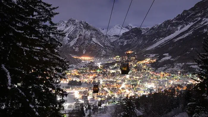 Бормио - это город и коммуналка с населением около 4 100 человек, расположенное в провинции Сондрио, регион Ломбардия в Альпах на севере Италии. Центр верхней долины Вальтеллины - популярный зимний спортивный курорт.
