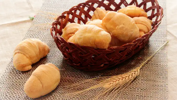  Этот хлеб, названный по-немецки "гипфель", что означает "вершина полумесяца" (эмблема турецкой армиb