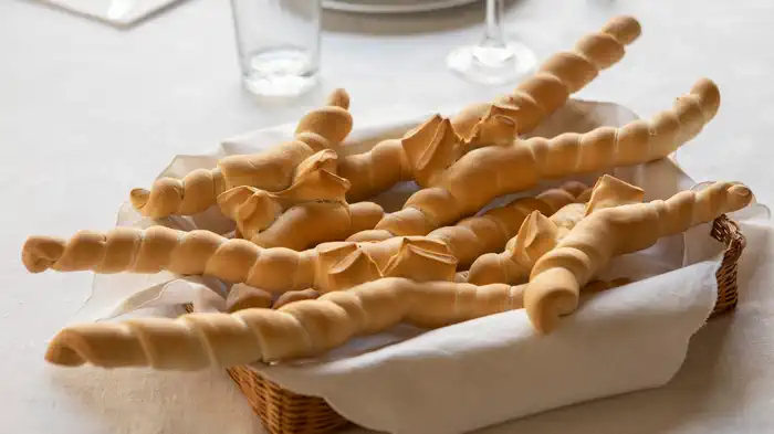 Пара Феррарская - это традиционный хлеб из Феррары, приготовленный из опары и пшеничной муки