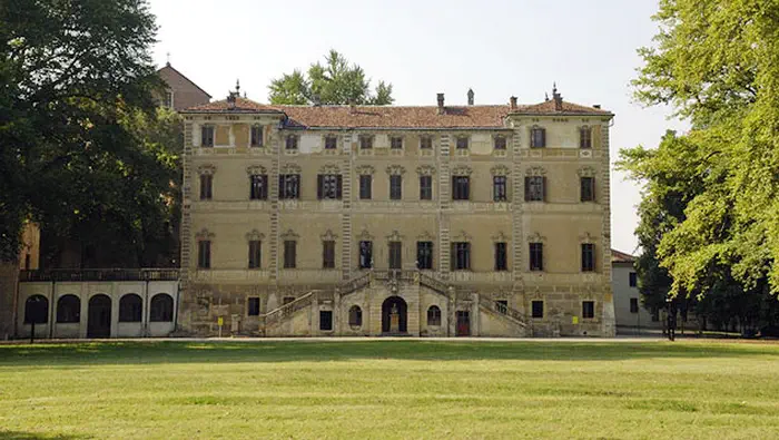 Дворец Сантена Турин Италия