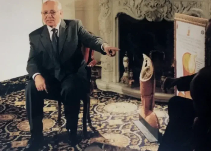 Михаил Горбачев и статуя мира Ступиниджи Турин Италия