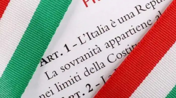 Итальянский флаг и статьи из конституции