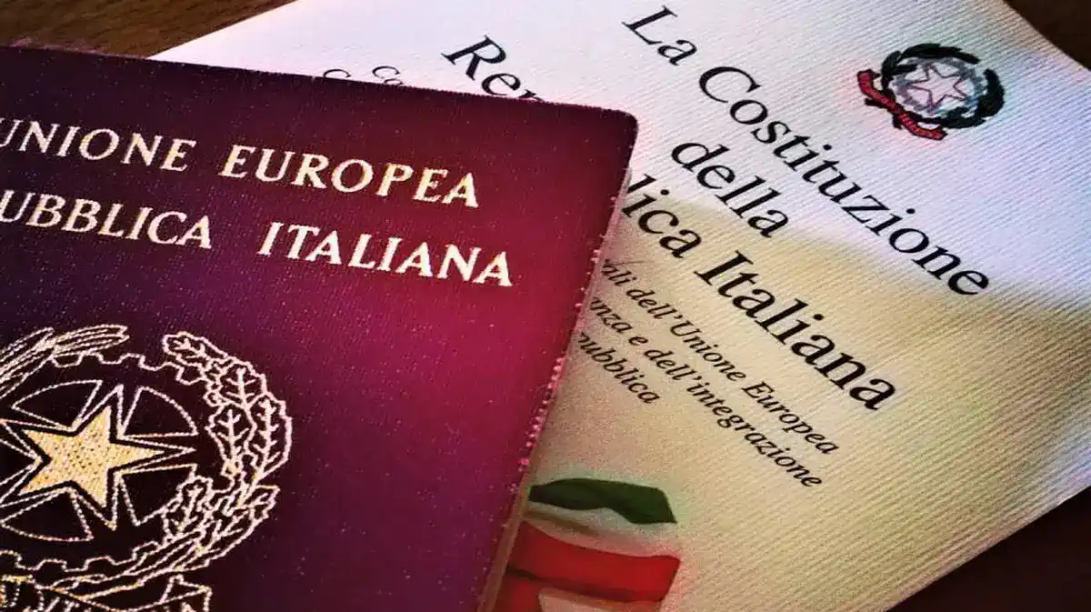 Итальянский загранпаспорт и конституция итальянской республики
