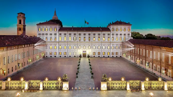 На площади Кастелло расположены Значимые Здания как королевский дворец