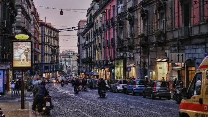 Неаполь - Via Toledo: Яркая и живая, Via Toledo в Неаполе известна своей динамикой и разнообразием магазинов.