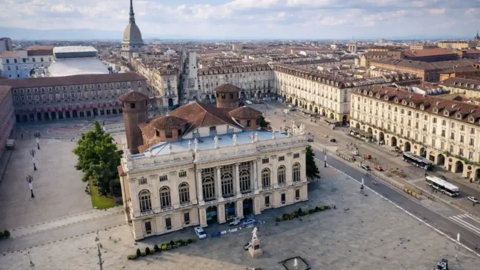 Площадь Кастелло в Турине: Палаццо Мадама, портики и прогулка по центруЦентральная площадь Турина с Палаццо Мадама, портиками и атмосферой исторического центра, без толпы, дневной свет