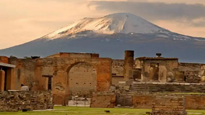 Помпеи - это «мертвый» город, хорошо сохранившийся лавой горы Везувий.