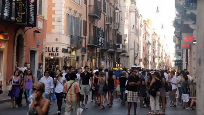 Рим - Via Del Corso: Не упустите возможность посетить Via Del Corso в Риме, одну из самых знаменитых торговых улиц в вечном городе.