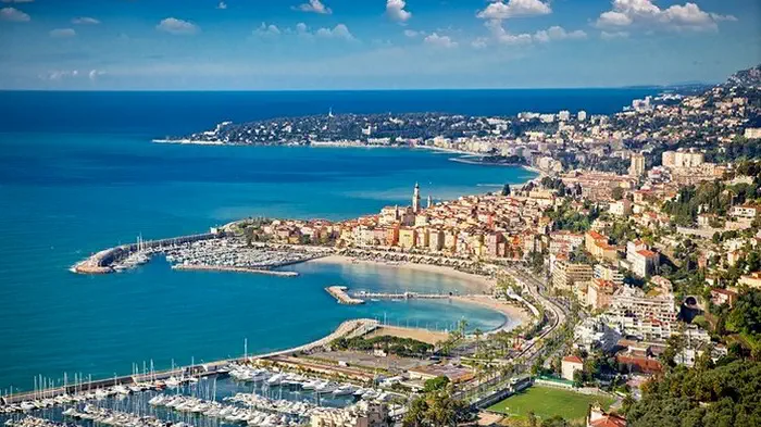 Сан-Ремо - это город на Лигурийском побережье Италии. Он известен своими прекрасными пляжами, роскошными отелями и музыкальным фестивалем