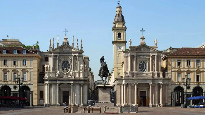 На одной из сторон площади Piazza San Carlo стоят церкви Св. Карла Борромео и Св. Кристины