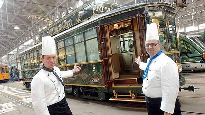 Коктейль и ужин в историческом трамвае
