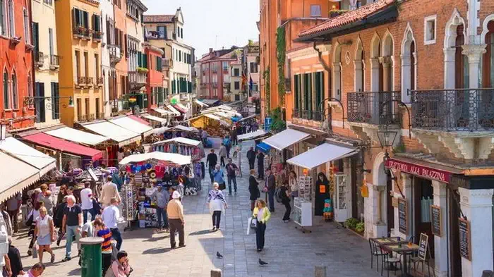 Венеция - Мерсери: Уникальная торговая улица Мерсери, известная своими бульварами и узкими улочками, полна разнообразных магазинов и бутиков.