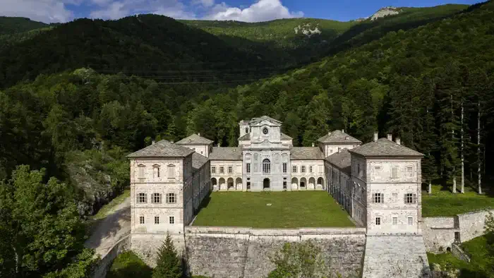 Первый архитектурный комплекс, известный сегодня как замок Касотто, был построен в эпоху позднего Средневековья для размещения одной из первых в Италии католических монашеских общин