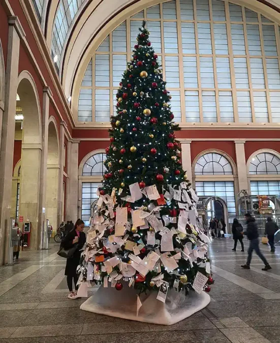 Узнайте больше о великолепной новогодней елке в Турине на железнодорожном вокзале Porta Nuova