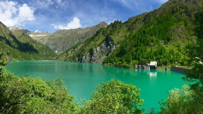 Озеро Альпе-дей-Кавалли, известное также как озеро Чеджио, является одним из самых очаровательных природных сокровищ Вербано-Кузио-Оссола