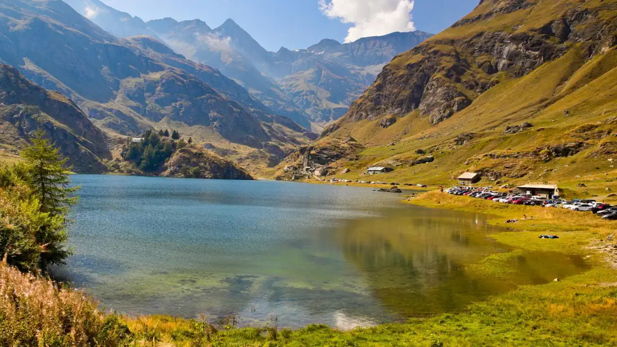 Озеро Мальчауссия, жемчужина, укрывающаяся в долинах Ланцо, представляет собой искусственное озеро на высоте 1805 метров над уровнем моря в долине Вью
