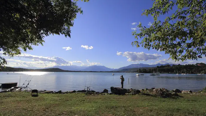 Озеро Вивероне является живописным уголком Пьемонта, третьим по величине озером региона и известным своими прозрачными водами, удостоенными Голубого флага