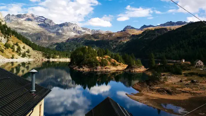 Озеро Деверо — настоящая драгоценность в природном парке Велья-Деверо