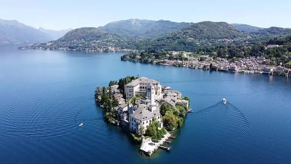Озеро Орта, часто называемое "самым романтичным озером Италии", представляет собой идиллическую картину, где великолепие природы сочетается с богатым культурным наследием