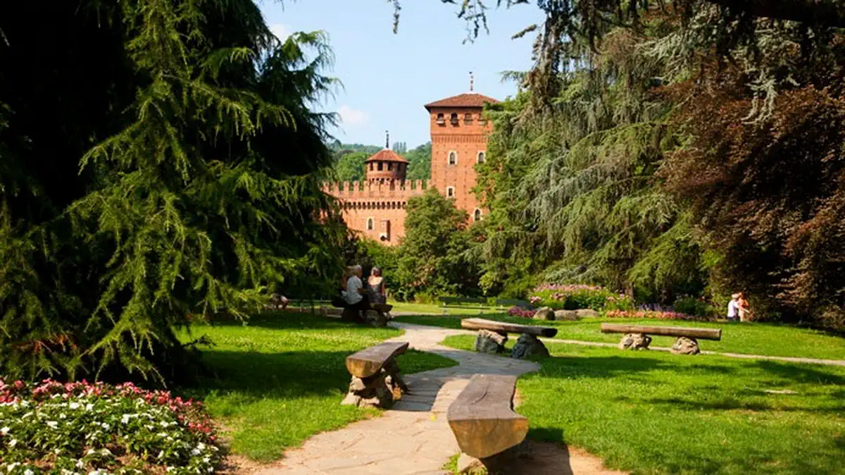 Парк Валентино в Турине с видом на средневековую деревню крепость