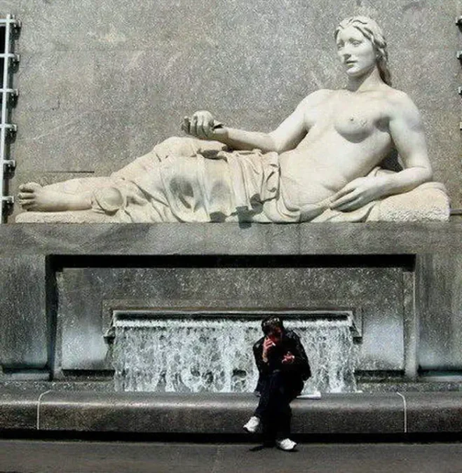 Женский памятник реки Дора в Турине
