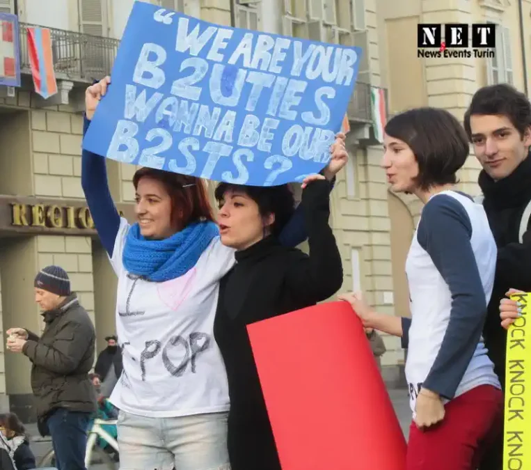 устроено в поддержку их любимого певца из Кореи.