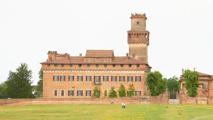 История замка Чиньоло-По тесно переплетена с деятельностью монахов-бенедиктинцев из соседнего аббатства Санта-Кристина