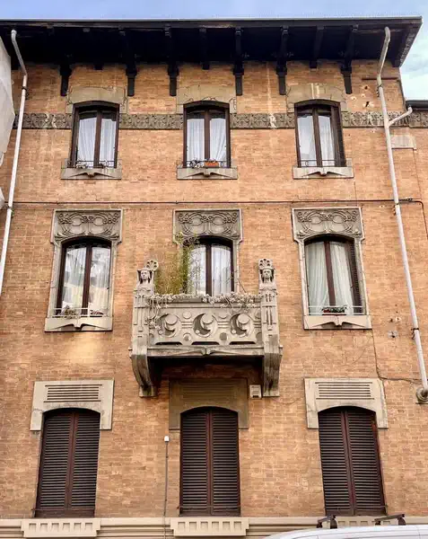  В доме, построенном в 1908 году, явно чувствуется египетское влияние, и, насколько нам известно, он представляет собой единственный образец неоегипетского стиля в Турине