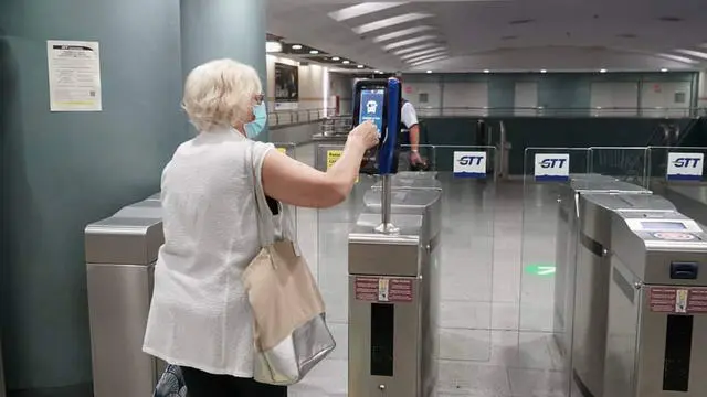 В автобусах, метро и трамваях Турина установлены валидаторы нового поколения, принимающие кредитные и дебетовые карты с функцией бесконтактных платежей