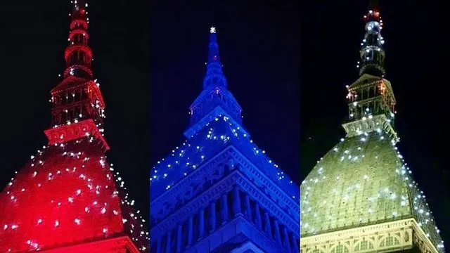 Моле Антонеллиана Башня будет подсвечена синим, красным или пузырьками в зависимости