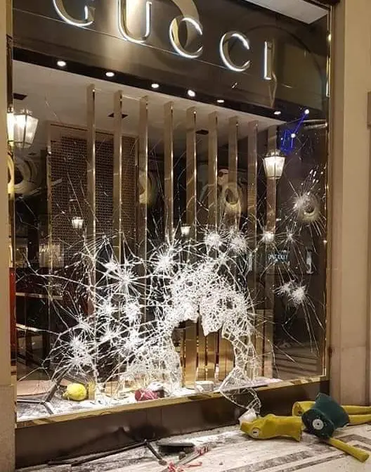 Уличная война в Турине, разбитые витрины, слезоточивый газ, картонные бомбы и водометы