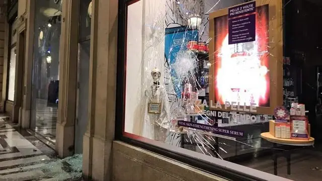Уличная война в Турине, разбитые витрины, слезоточивый газ, картонные бомбы и водометы