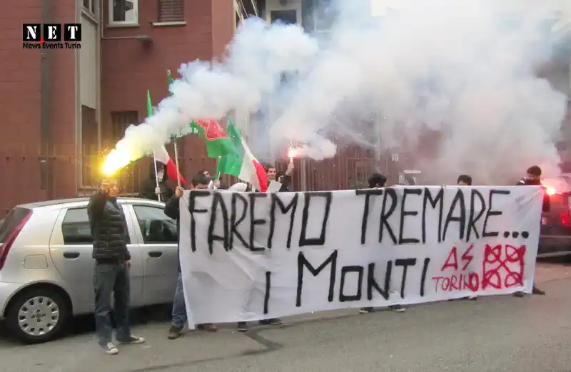 Протест студентов в городе Турин Италия Пьемонт