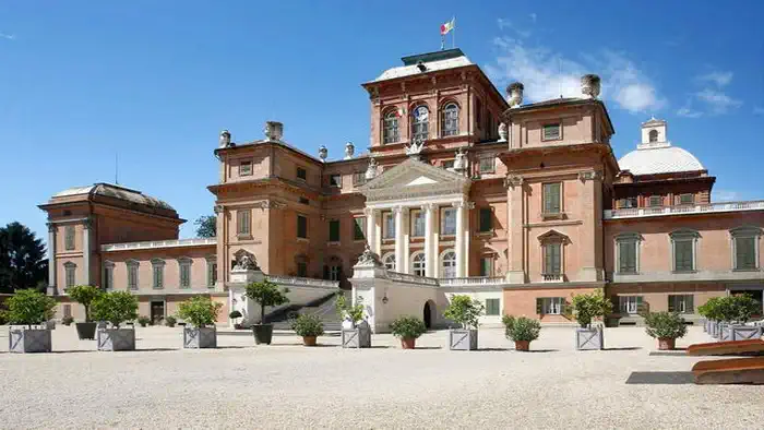 Королевский замок Racconigi находится в городе Racconigi, в провинции Кунео, но недалеко от Турина