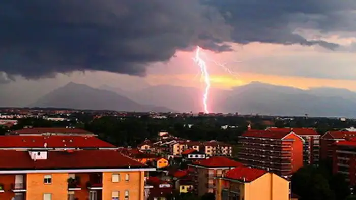 Раскаты грома и большая молния в Турине